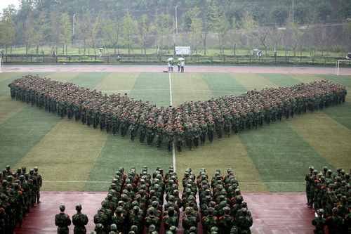 中国人民解放军77133部队侦察队的战士们表演的匕首操,倒勾,夹颈摔和