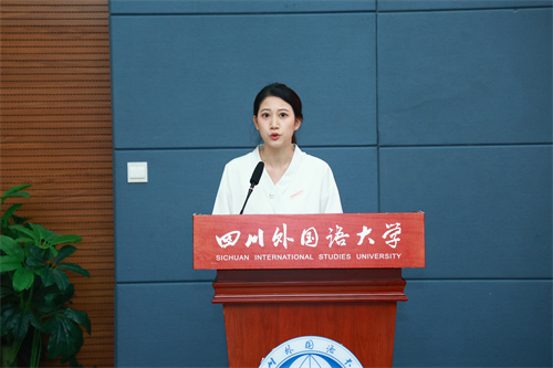 4.学生会代表刘佳作工作报告.jpg